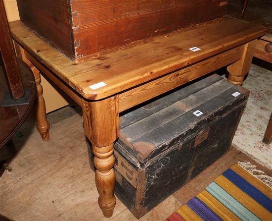 Pine table(-)